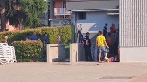  Caos in piscina a Sant’Angelo: «Ringraziamo agenti e Arma, a tanti è dispiaciuto vedere i due arrestati uscire lunedì dal tribunale»
