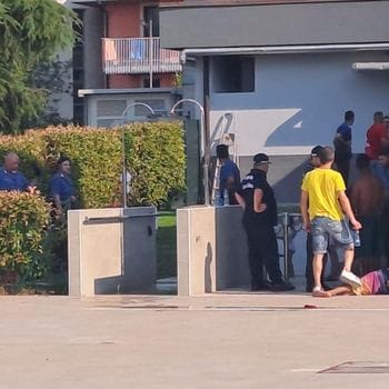  Caos in piscina a Sant’Angelo: «Ringraziamo agenti e Arma, a tanti è dispiaciuto vedere i due arrestati uscire lunedì dal tribunale»