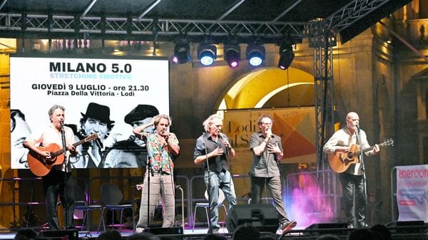 In piazza della Vittoria una serata di successo per la “ginnastica del sorriso” VIDEO