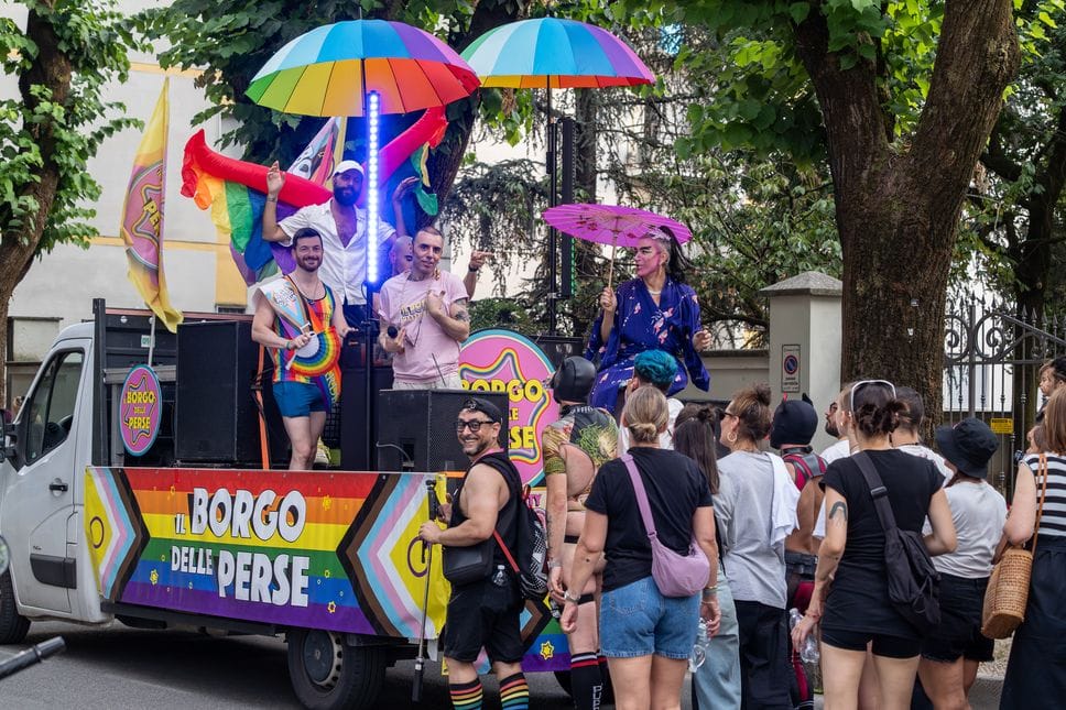 Un migliaio di persone per il Pride nel centro di Lodi. Le immagini