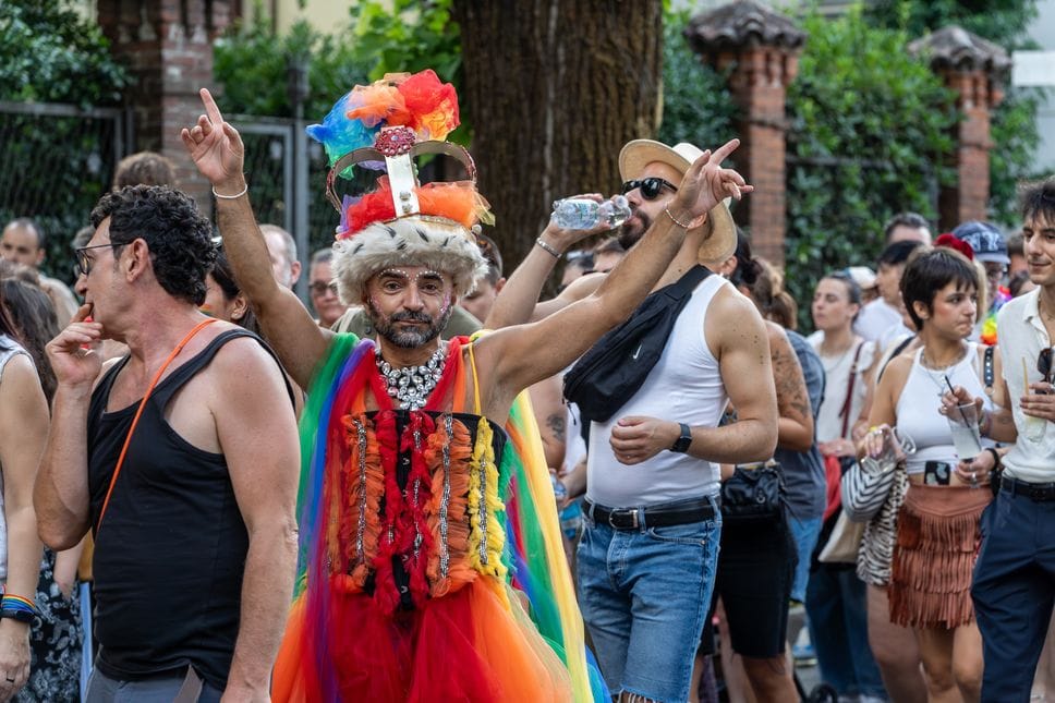 Un migliaio di persone per il Pride nel centro di Lodi. Le immagini