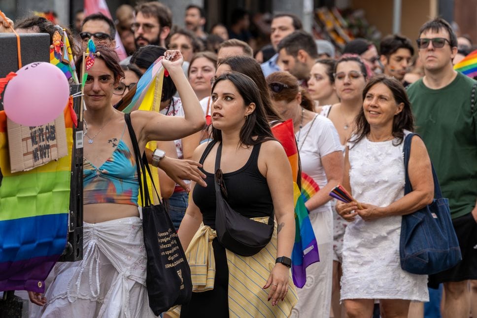 Un migliaio di persone per il Pride nel centro di Lodi. Le immagini