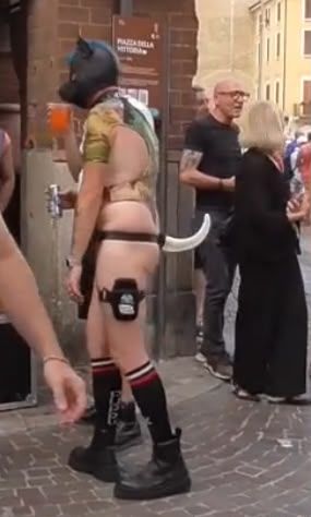 Un migliaio di persone per il Pride nel centro di Lodi. Le immagini