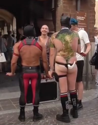 Un migliaio di persone per il Pride nel centro di Lodi. Le immagini