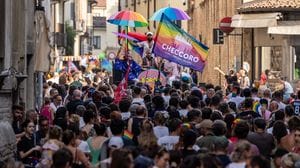 Un migliaio di persone per il Pride nel centro di Lodi. Le immagini
