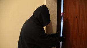 Ancora assalti in abitazioni nel Sudmilano, ma a Riozzo una vicina manda in fumo il blitz dei ladri