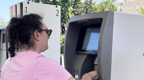 Caro benzina, la stangata dell’estate. E c’è chi quest’anno partirà in treno