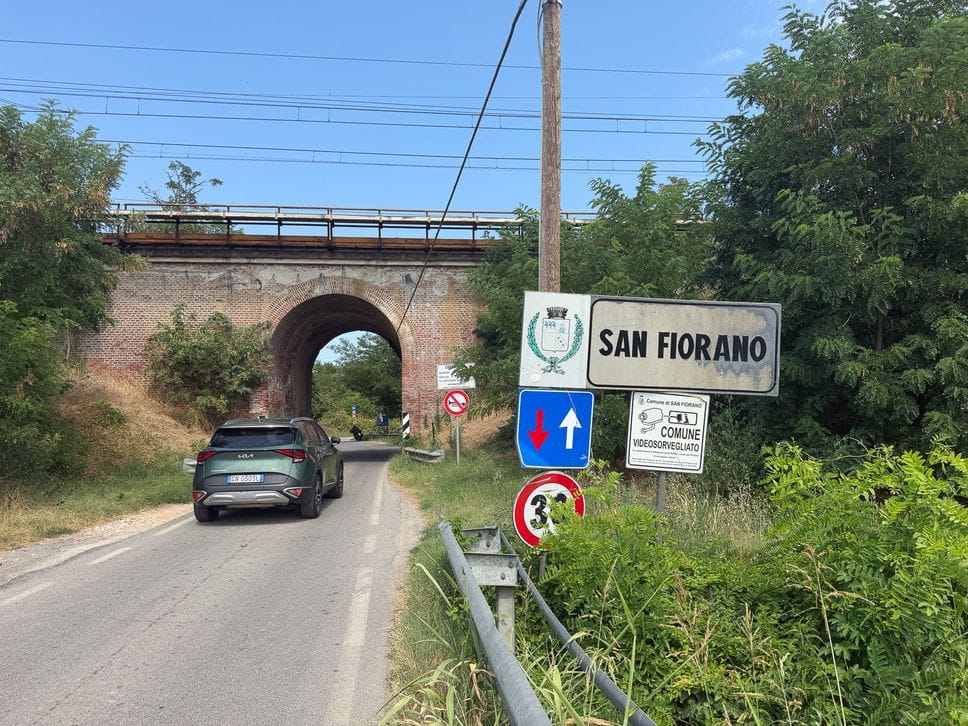 Crepe sul ponte ferroviario di San Fiorano, cadono mattoni e intonaco