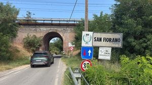 Crepe sul ponte ferroviario di San Fiorano, cadono mattoni e intonaco