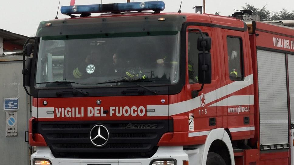 Auto in fiamme, ritrovata all’interno una persona deceduta
