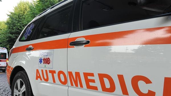 Scontro tra quattro auto alla rotatoria di viale Piave