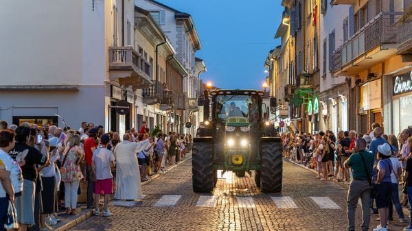 Folla a Sant’Angelo per la benedizione dei veicoli davanti al sagrato VIDEO