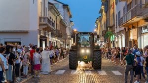 Folla a Sant’Angelo per la benedizione dei veicoli davanti al sagrato VIDEO