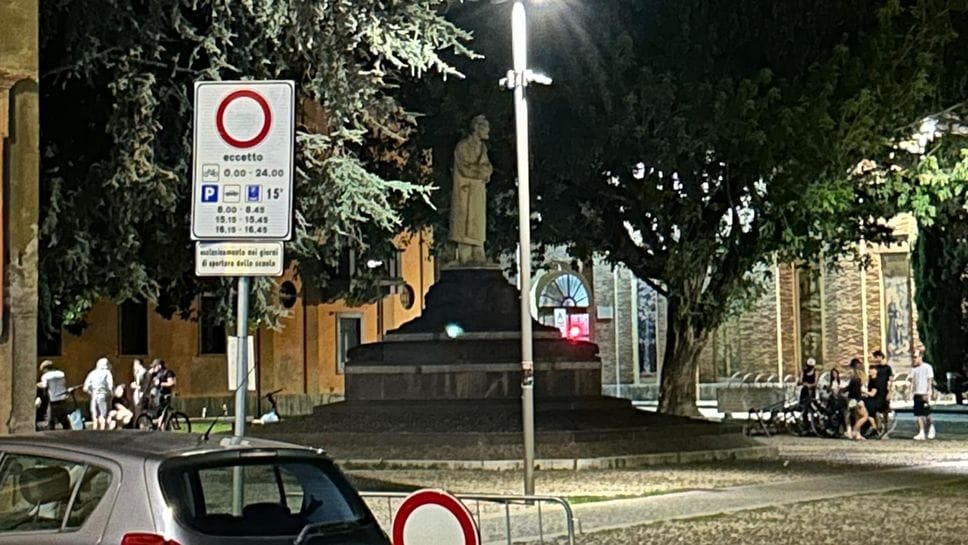 LODI «In piazza Ospitale tutto è ammesso, senza rispetto dei cittadini»