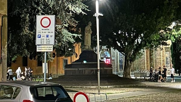 LODI «In piazza Ospitale tutto è ammesso, senza rispetto dei cittadini»