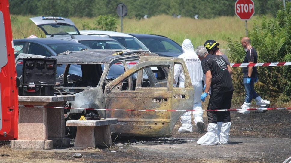 Morto tra le fiamme a Castelnuovo, trovate tracce di accelerante nell’abitacolo 