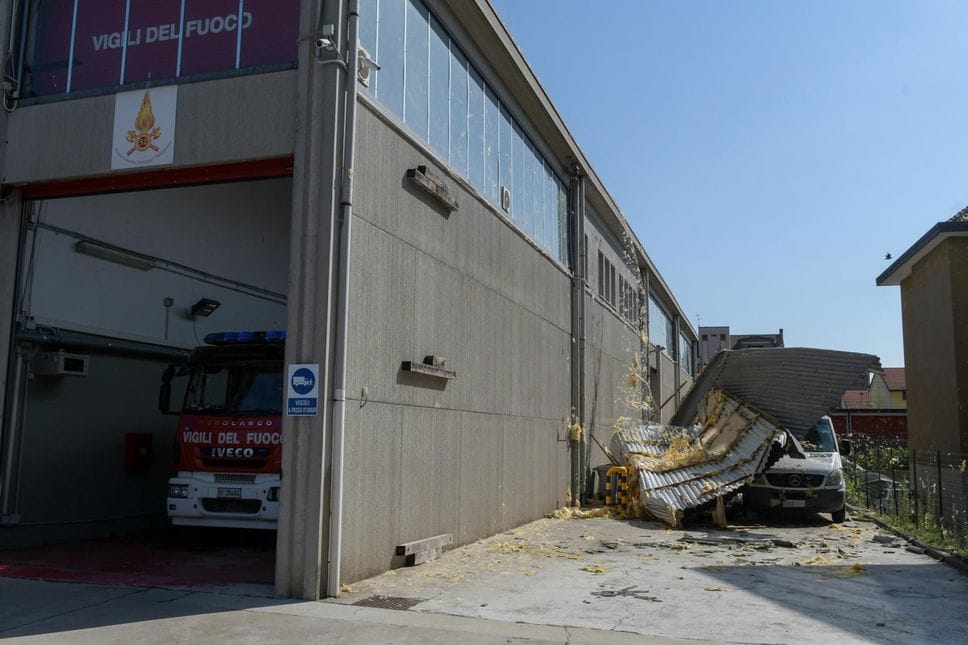 Pianta colpisce un’auto in movimento sulla Binasca, salvi per miracolo padre e figlio di 10 anni
