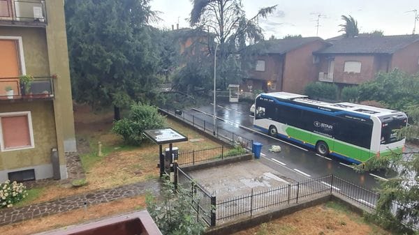 Violento temporale si scatena prima delle sette, Lodi e la provincia sferzati per mezz’ora da pioggia e raffiche di vento 