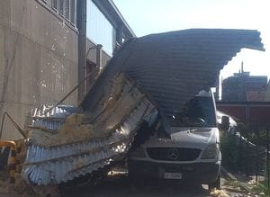 I vigili del fuoco restano operativi ma la caserma ha il tetto rotto