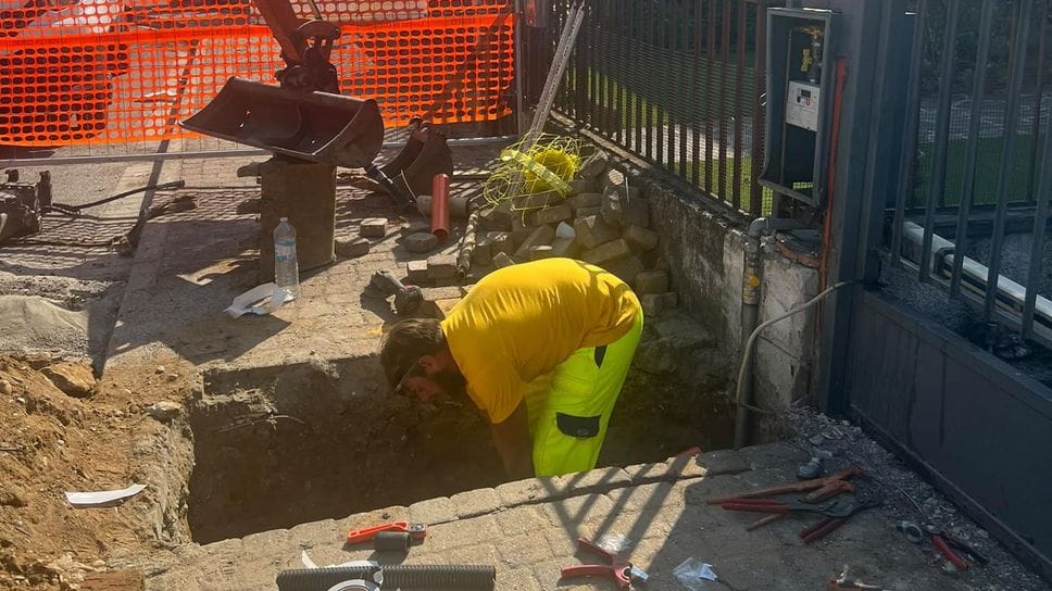 Si schianta di notte contro il muro di una casa e trancia il tubo del gas