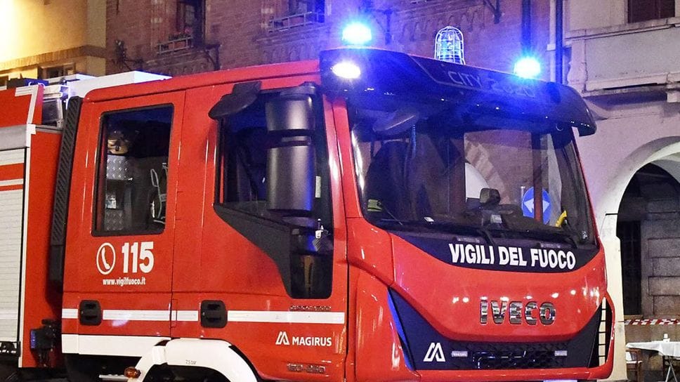 La porta si chiude con il vento, bambino resta intrappolato