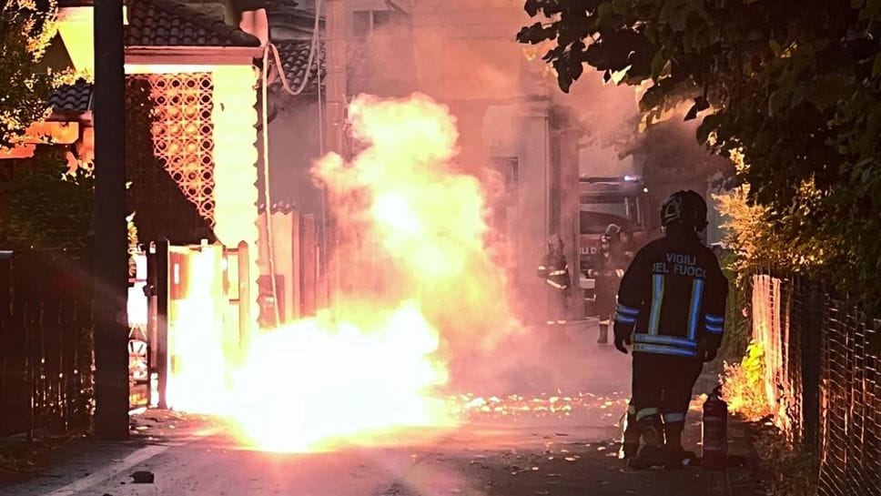 Scoppi sulla linea elettrica, arrivano i pompieri