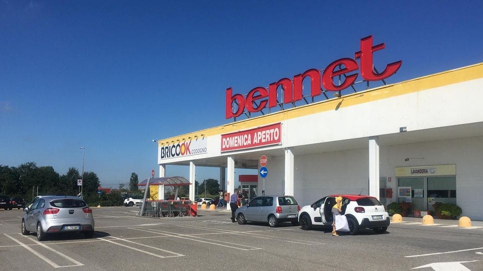 Tentato furto di alcolici al supermercato Bennet, fermati due uomini