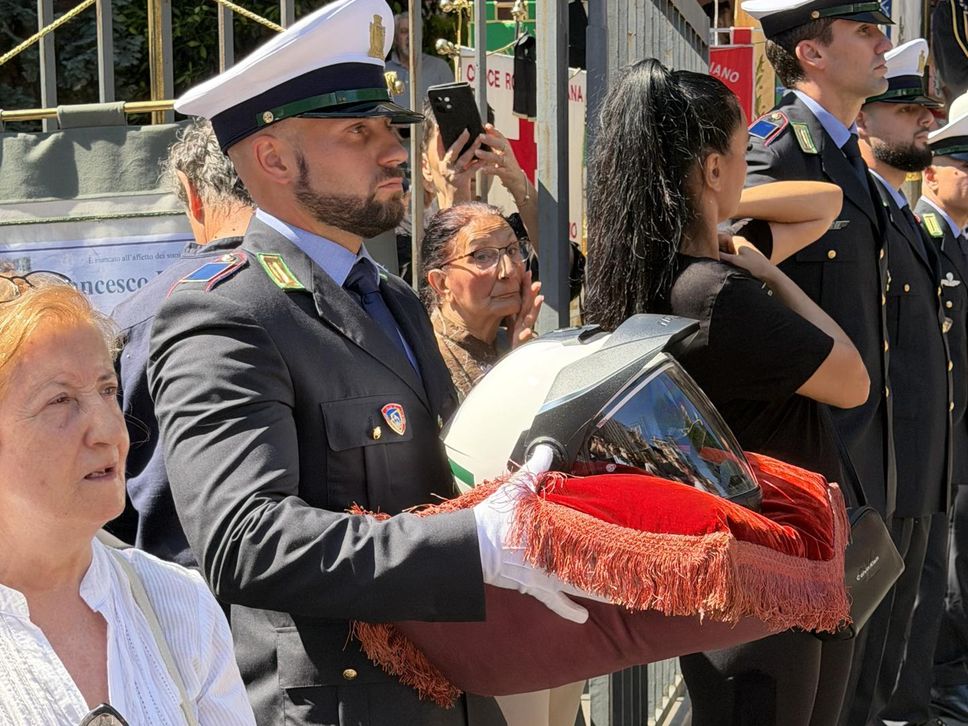 Una folla per l’addio a Francesco Imprezzabile, l’agente deceduto durante un inseguimento a Peschiera
