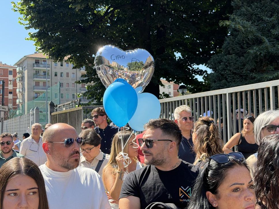 Una folla per l’addio a Francesco Imprezzabile, l’agente deceduto durante un inseguimento a Peschiera