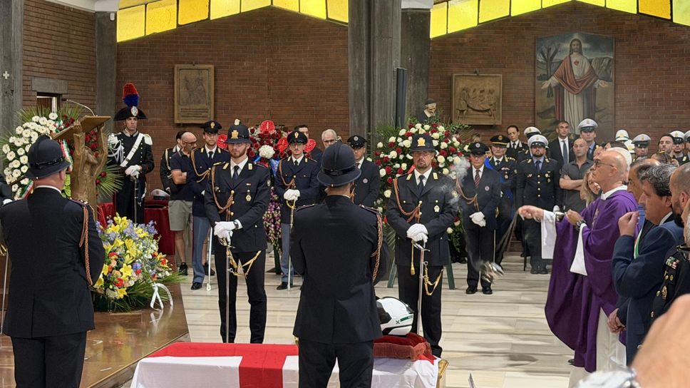 Una folla per l’addio a Francesco Imprezzabile, l’agente deceduto durante un inseguimento a Peschiera