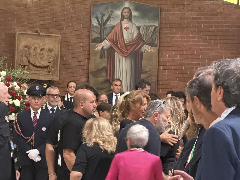 Una folla per l’addio a Francesco Imprezzabile, l’agente deceduto durante un inseguimento a Peschiera