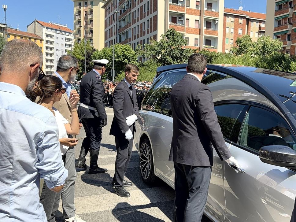 Una folla per l’addio a Francesco Imprezzabile, l’agente deceduto durante un inseguimento a Peschiera