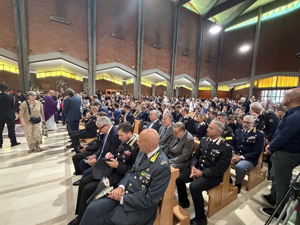 Una folla per l’addio a Francesco Imprezzabile, l’agente deceduto durante un inseguimento a Peschiera