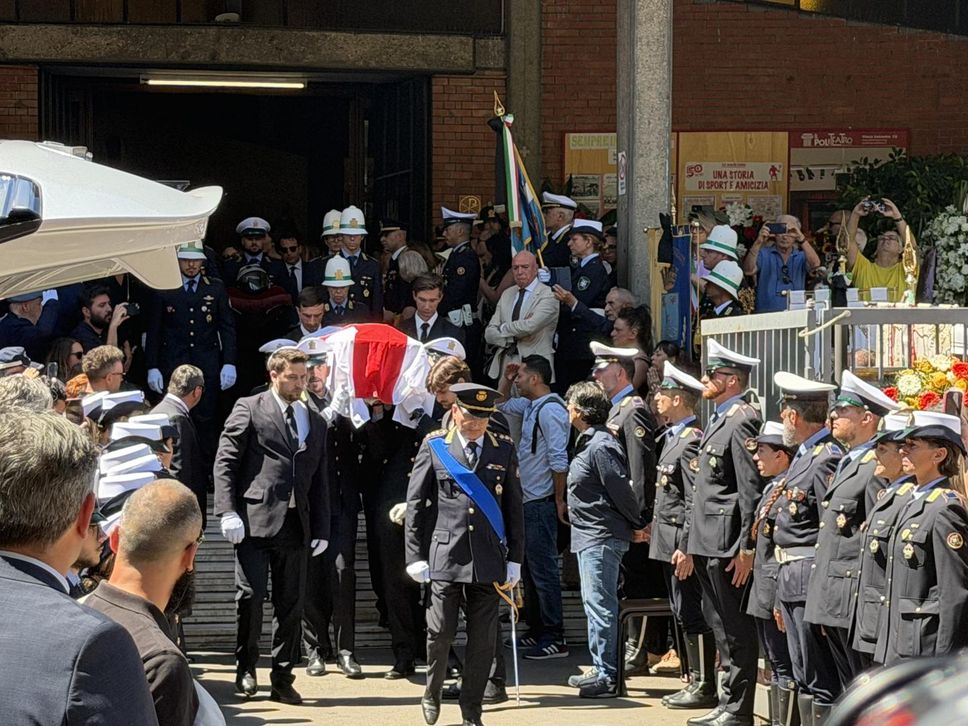 Una folla per l’addio a Francesco Imprezzabile, l’agente deceduto durante un inseguimento a Peschiera