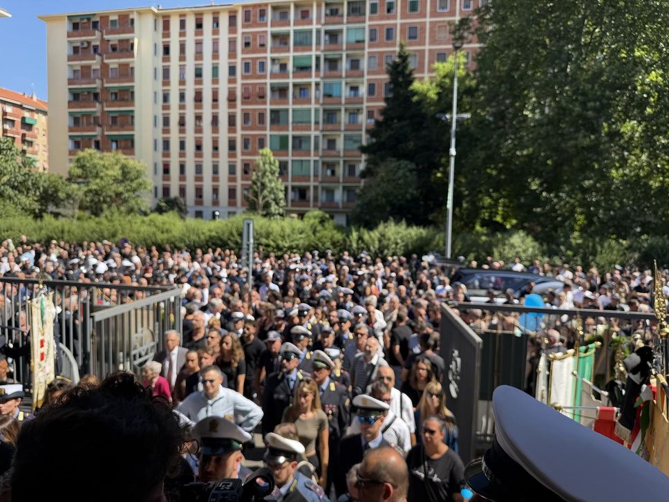 Una folla per l’addio a Francesco Imprezzabile, l’agente deceduto durante un inseguimento a Peschiera