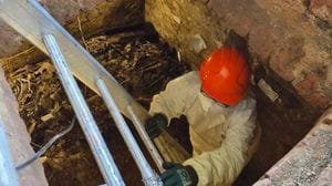 Un’antica croce, ossa e medagliette: emergono altri reperti al Mortorino