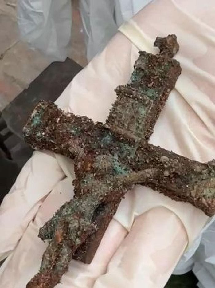 Un’antica croce, ossa e medagliette: emergono altri reperti al Mortorino