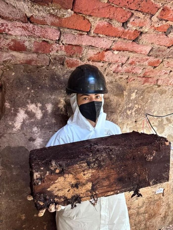 Un’antica croce, ossa e medagliette: emergono altri reperti al Mortorino