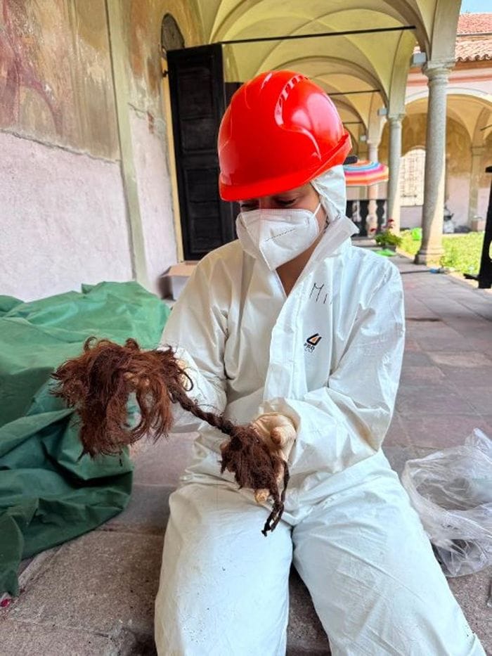 Un’antica croce, ossa e medagliette: emergono altri reperti al Mortorino