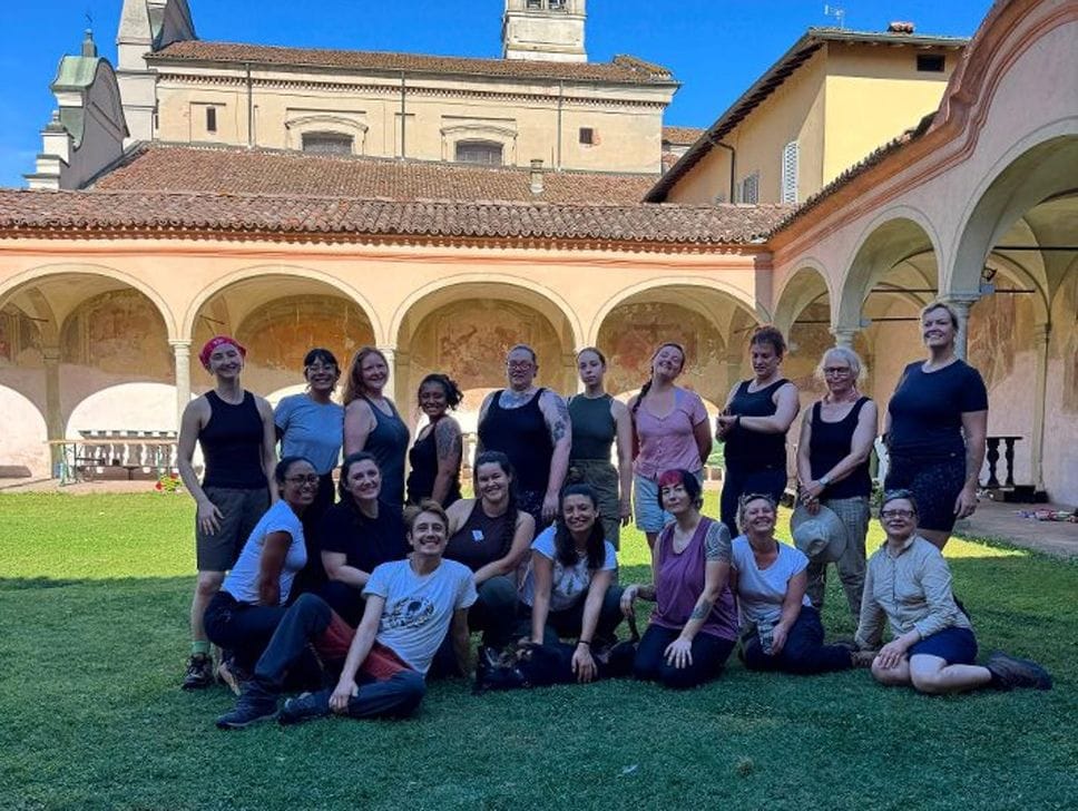 Un’antica croce, ossa e medagliette: emergono altri reperti al Mortorino