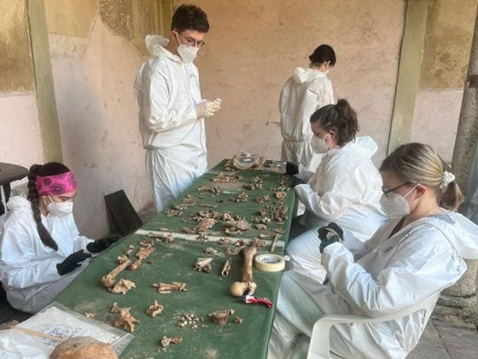 Un’antica croce, ossa e medagliette: emergono altri reperti al Mortorino