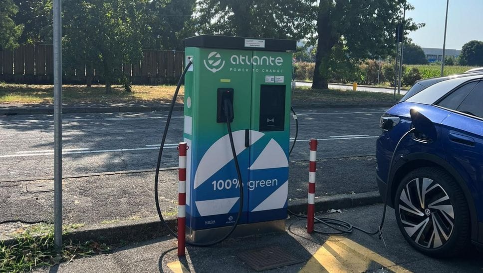 Dopo la razzia dei ladri di rame tornano attive le colonnine di ricarica elettrica