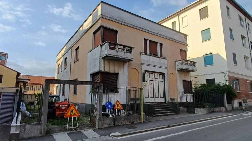 Melegnano: blitz dei vigili nella villa occupata dagli abusivi - GUARDA LE FOTO