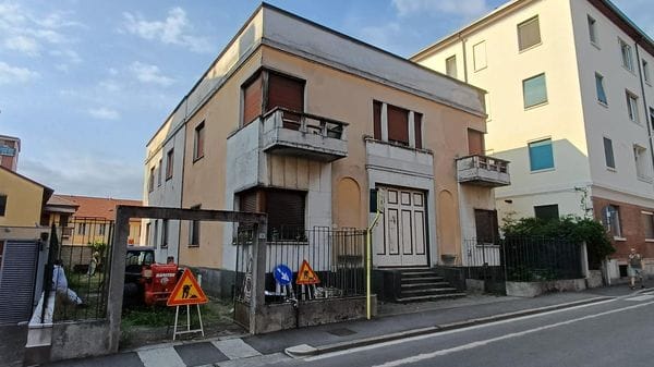 Melegnano: blitz dei vigili nella villa occupata dagli abusivi - GUARDA LE FOTO