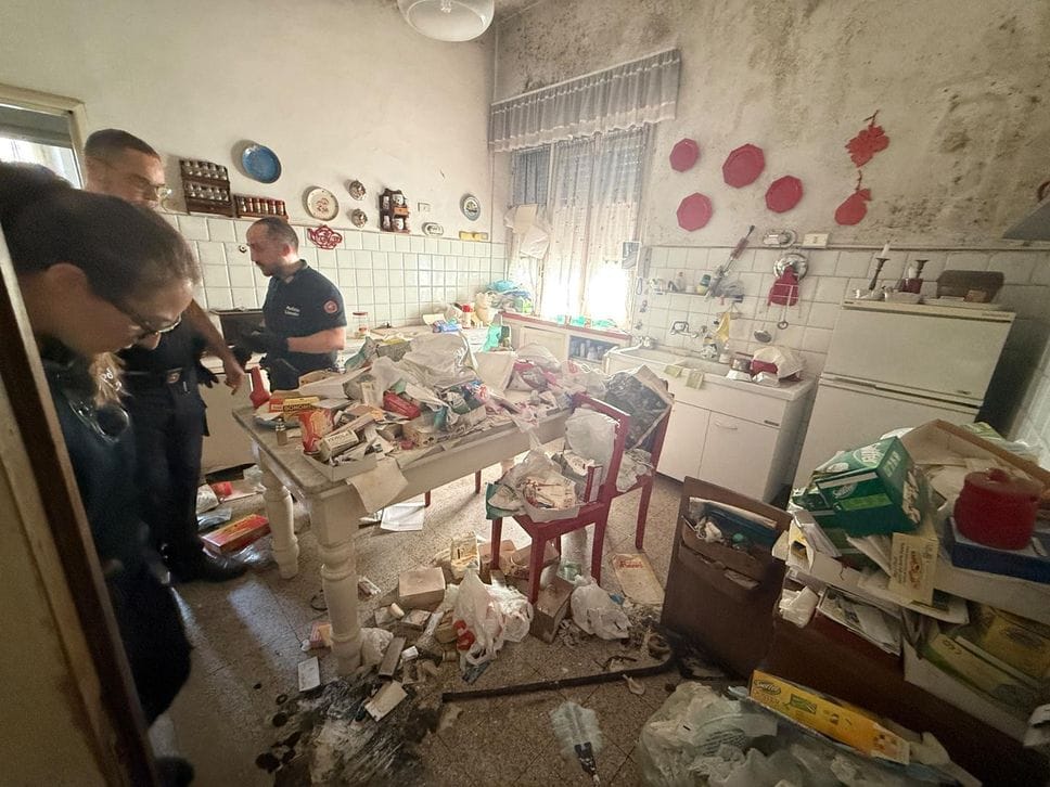 Melegnano: blitz dei vigili nella villa occupata dagli abusivi - GUARDA LE FOTO