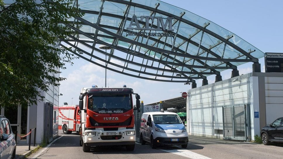 Fiamme dai pannelli fotovoltaici sul tetto, scatta l’allarme nel deposito Atm di San Donato