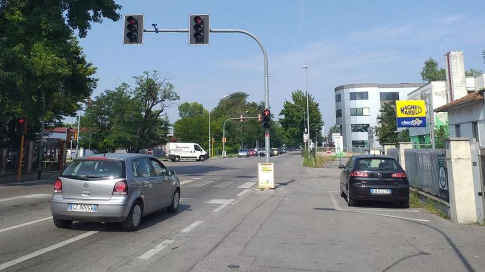 L’incrocio fra viale Milano e via Cadamosto: la futura rotonda sostituirà gli impianti semaforici