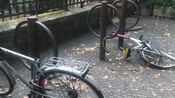Escalation di furti e vandalismi, biciclette nel mirino alla stazione di Lodi 