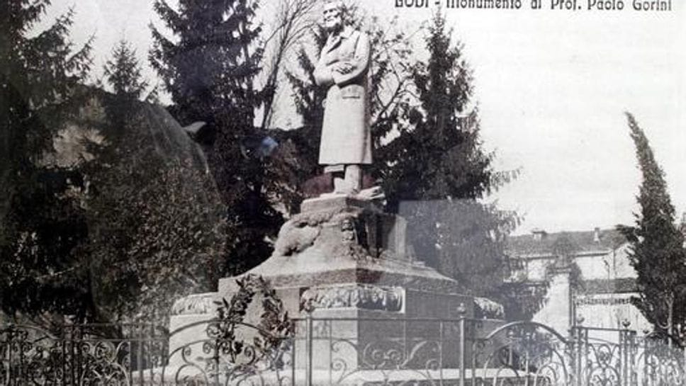 Lodi, l’ultimo giallo di Paolo Gorini: ai piedi del monumento c’era una cancellata liberty scomparsa nel nulla