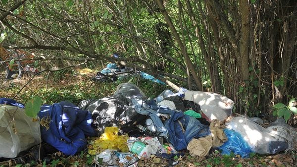 Bivacchi e rifiuti dietro l’asilo Carillon a Lodi